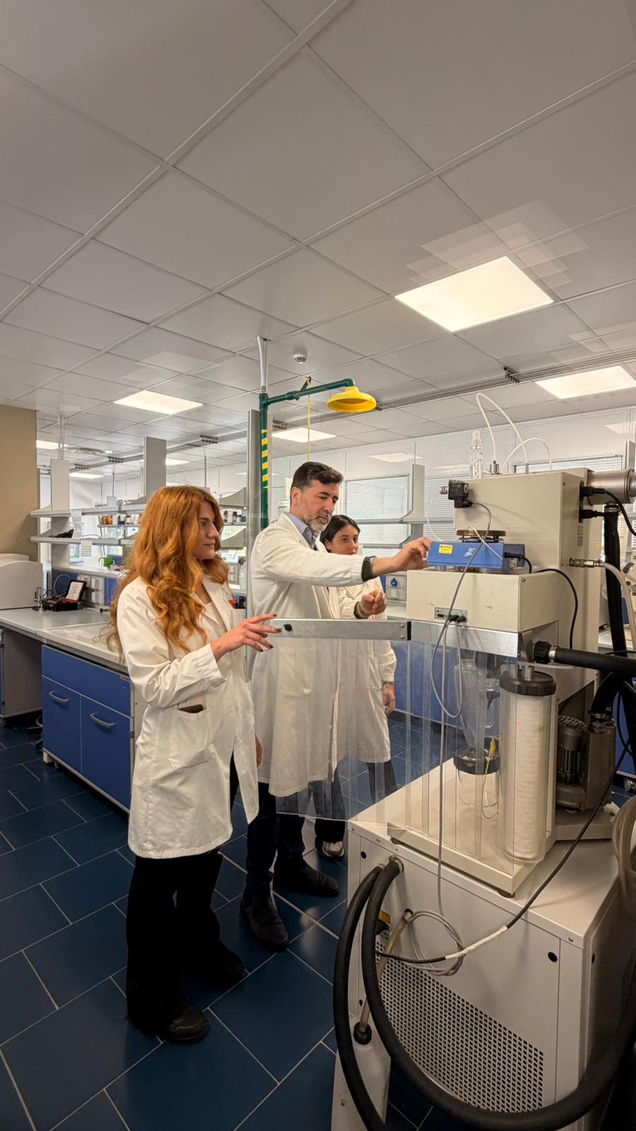 il Prof. Nico Cicero in laboratorio con un'assegnista ed una dottoranda